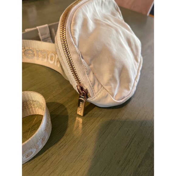 Lululemon Everywhere Belt Bag Light Cream Nylon Adjustable Strap - Picture 4 of 9